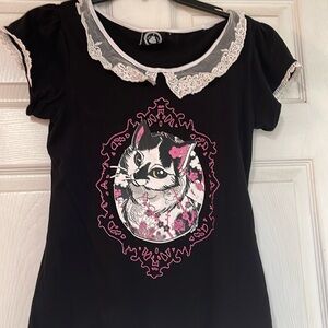 Ruffle collared cameo cat tshirt size large